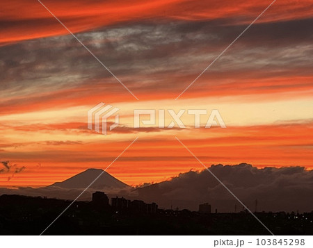 夕焼けと富士山 103845298