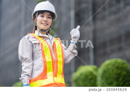 工事現場で働くいいねポーズの若い女性 103845629