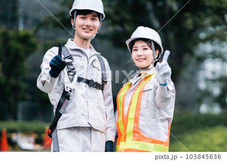 ビル建設現場で働く若い男女 ビル建設現場で働く若い男女 103845636