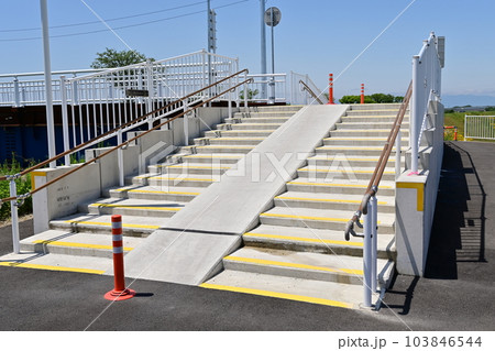 川島大橋(岐阜県各務原市)応急組み立て橋のスロープ 川島大橋(岐阜県各務原市)応急組み立て橋のスロープ 103846544