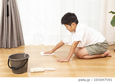 雑巾掛けをする男の子 103847591