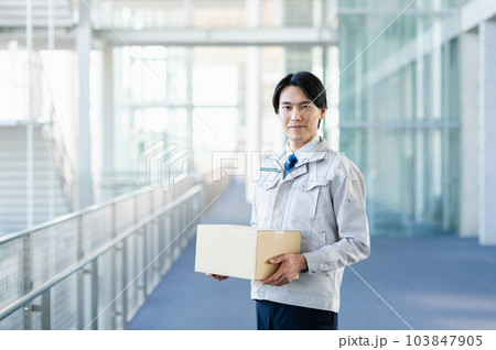 物流業で働く若いビジネスマン 物流業で働く若いビジネスマン 103847905