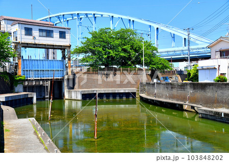 境川西水門、江戸川第一橋りょう周辺を望む(千葉県浦安市)【2023.6】 境川西水門、江戸川第一橋りょう周辺を望む(千葉県浦安市)【2023.6】 103848202