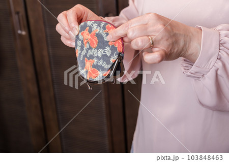 【からっぽのがま口をひっくり返す主婦】 【からっぽのがま口をひっくり返す主婦】 103848463