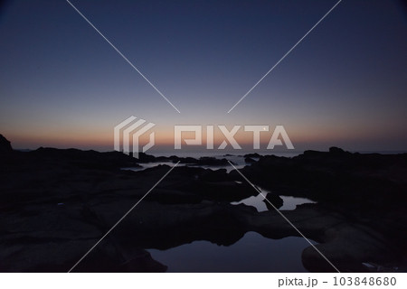 湘南の朝焼け 103848680