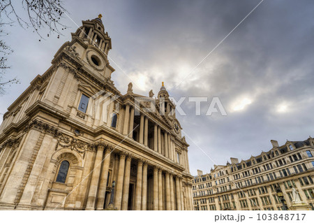 イギリス・ロンドン 冬空に聳えるセントポール大聖堂 イギリス・ロンドン 冬空に聳えるセントポール大聖堂 103848717