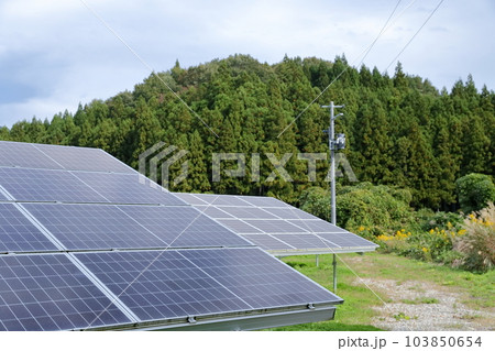 エネルギー自給自足の未来と太陽光パネルの可能性 エネルギー自給自足の未来と太陽光パネルの可能性 103850654