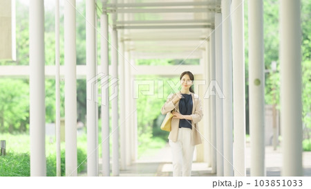 通勤途中の女性 103851033