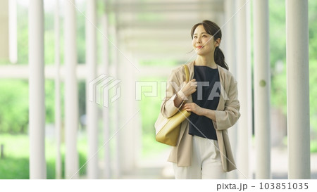 通勤途中の女性 通勤途中の女性 103851035