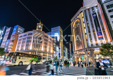 日本の東京都市景観 5類移行1週間過ぎ…20時を過ぎても賑わう銀座。マ無しの方がさらに増＝5月16日 103851963