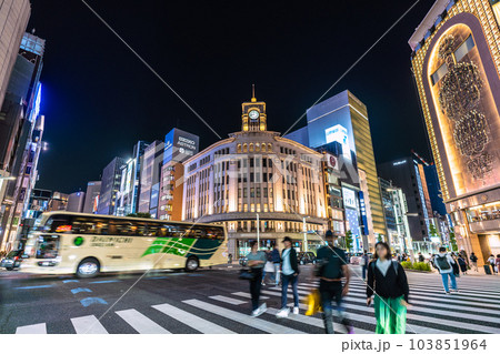 日本の東京都市景観 5類移行1週間過ぎ…20時を過ぎても賑わう銀座。マ無しの方がさらに増=5月16日 日本の東京都市景観 5類移行1週間過ぎ…20時を過ぎても賑わう銀座。マ無しの方がさらに増=5月16日 103851964