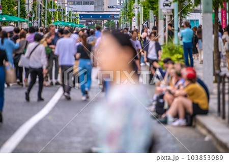 日本の東京都市景観 5類移行2週間近く…銀座ホコ天でもマ無しの方が増…座り込む外国人の姿も=21日 日本の東京都市景観 5類移行2週間近く…銀座ホコ天でもマ無しの方が増…座り込む外国人の姿も=21日 103853089