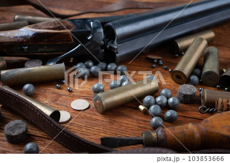 Smooth-bored shotgun with brass cases and accessories for cartridge reloading. Smooth-bored shotgun with brass cases and accessories for cartridge reloading. 103853666