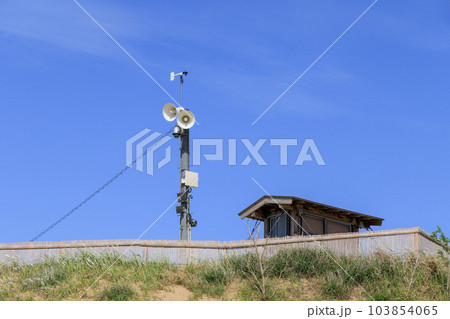 海岸の防災用拡声器と風向風速計 103854065
