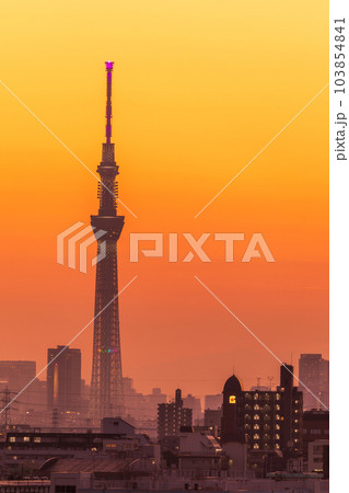 「東京都」日没後、オレンジ色に染まる美しい東京の空 「東京都」日没後、オレンジ色に染まる美しい東京の空 103854841
