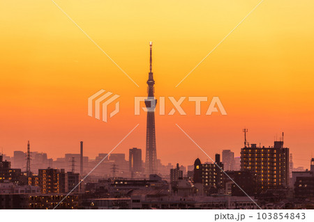 「東京都」日没後、オレンジ色に染まる美しい東京の空 「東京都」日没後、オレンジ色に染まる美しい東京の空 103854843
