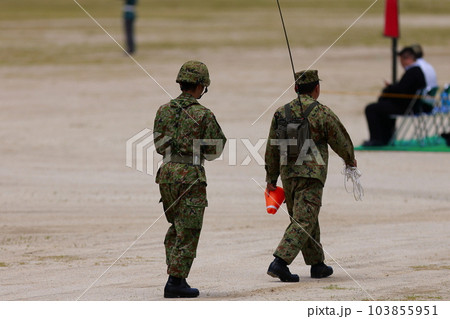 爆薬をセットする自衛隊員 爆薬をセットする自衛隊員 103855951