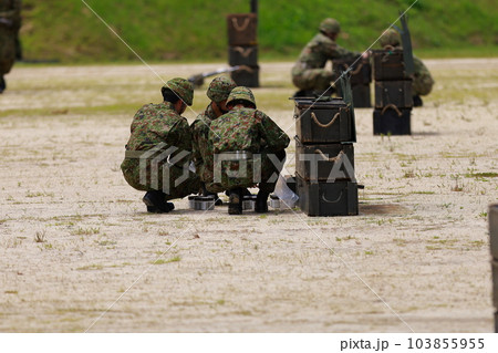 爆薬をセットする自衛隊員 爆薬をセットする自衛隊員 103855955