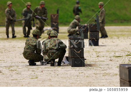 爆薬をセットする自衛隊員 103855959