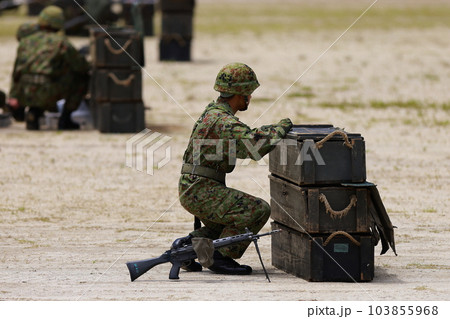 爆薬をセットする自衛隊員 103855968