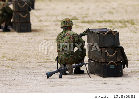 爆薬をセットする自衛隊員 爆薬をセットする自衛隊員 103855981