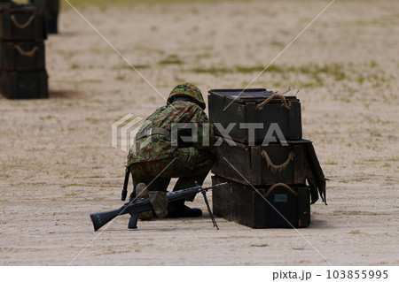 爆薬をセットする自衛隊員 103855995