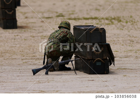 待ち構える自衛隊員 待ち構える自衛隊員 103856038