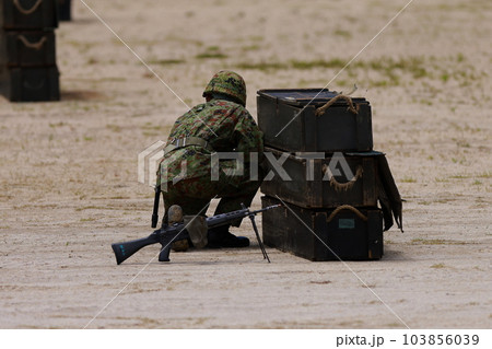 待ち構える自衛隊員 103856039