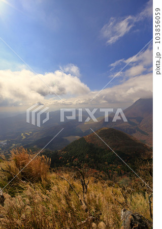 鶴見岳の展望所から望む秋の由布岳 ( 2021年11月 大分県 別府市 ) 103856059