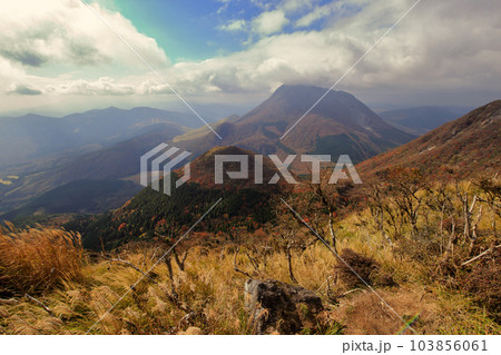 鶴見岳の展望所から望む秋の由布岳 ( 2021年11月 大分県 別府市 ) 103856061