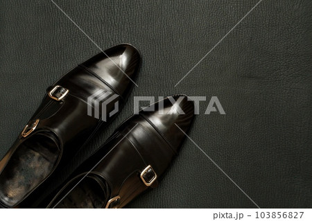 ピカピカに磨いた黒いダブルモンクストラップの革靴 103856827