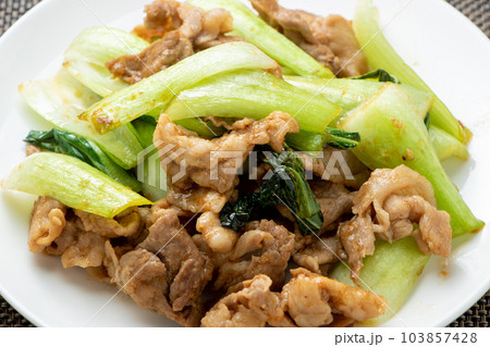豚肉とチンゲンサイの炒め物。 豚肉とチンゲンサイの炒め物。 103857428