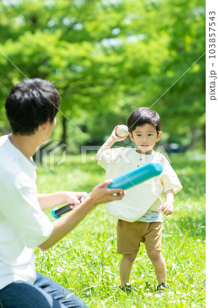 公園でボール遊びをする親子 公園でボール遊びをする親子 103857543