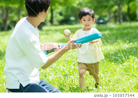 公園でボール遊びをする親子 公園でボール遊びをする親子 103857544