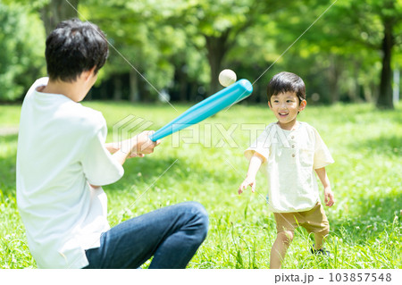 公園でボール遊びをする親子 103857548