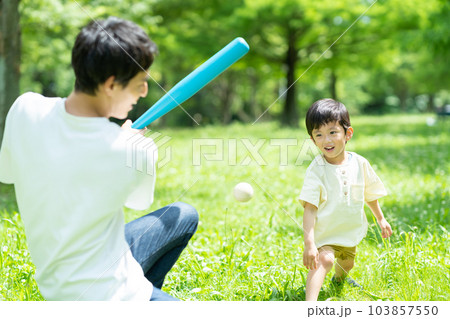 公園でボール遊びをする親子 103857550