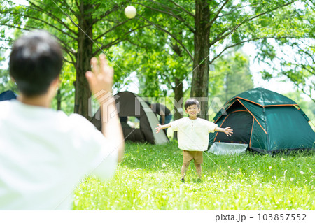 キャンプ場でボール遊びをする親子 103857552