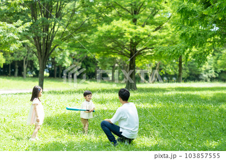 公園でボール遊びをする親子 103857555