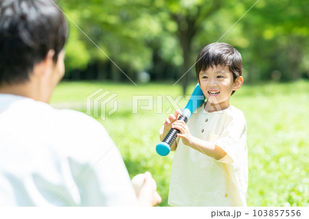 公園でボール遊びをする親子 公園でボール遊びをする親子 103857556