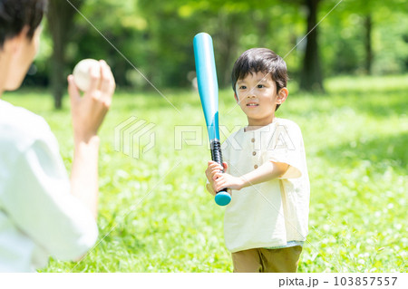公園でボール遊びをする親子 103857557