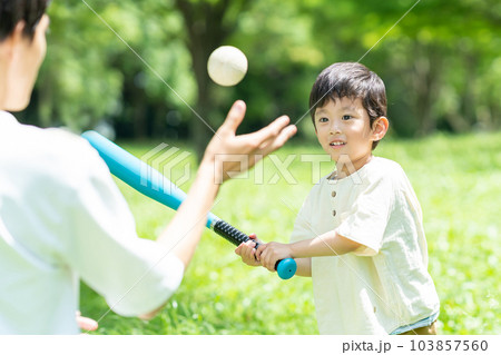 公園でボール遊びをする親子 103857560