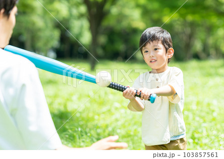 公園でボール遊びをする親子 103857561