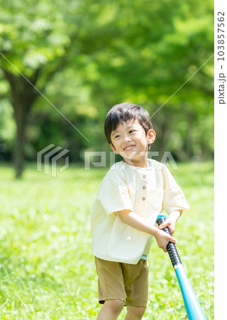 公園でボール遊びをする男の子 103857562