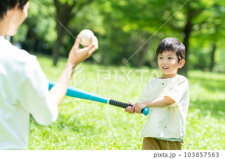 公園でボール遊びをする親子 103857563
