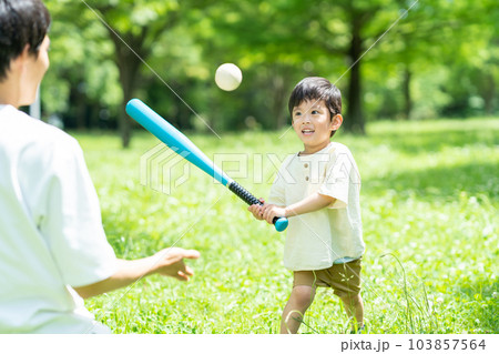 公園でボール遊びをする親子 103857564