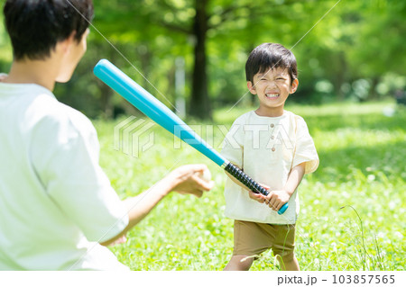 公園でボール遊びをする親子 103857565