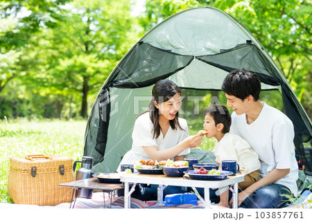 キャンプ　親子　食事 103857761