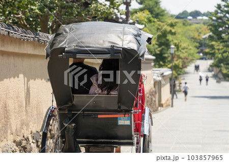 京都東山 ねねの道を行く人力車 京都東山 ねねの道を行く人力車 103857965
