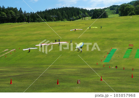 夏のスキー場のゲレンデでパラグライダーの体験 夏のスキー場のゲレンデでパラグライダーの体験 103857968