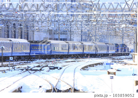 寝台特急北斗星の回送　冬の札幌駅 103859052